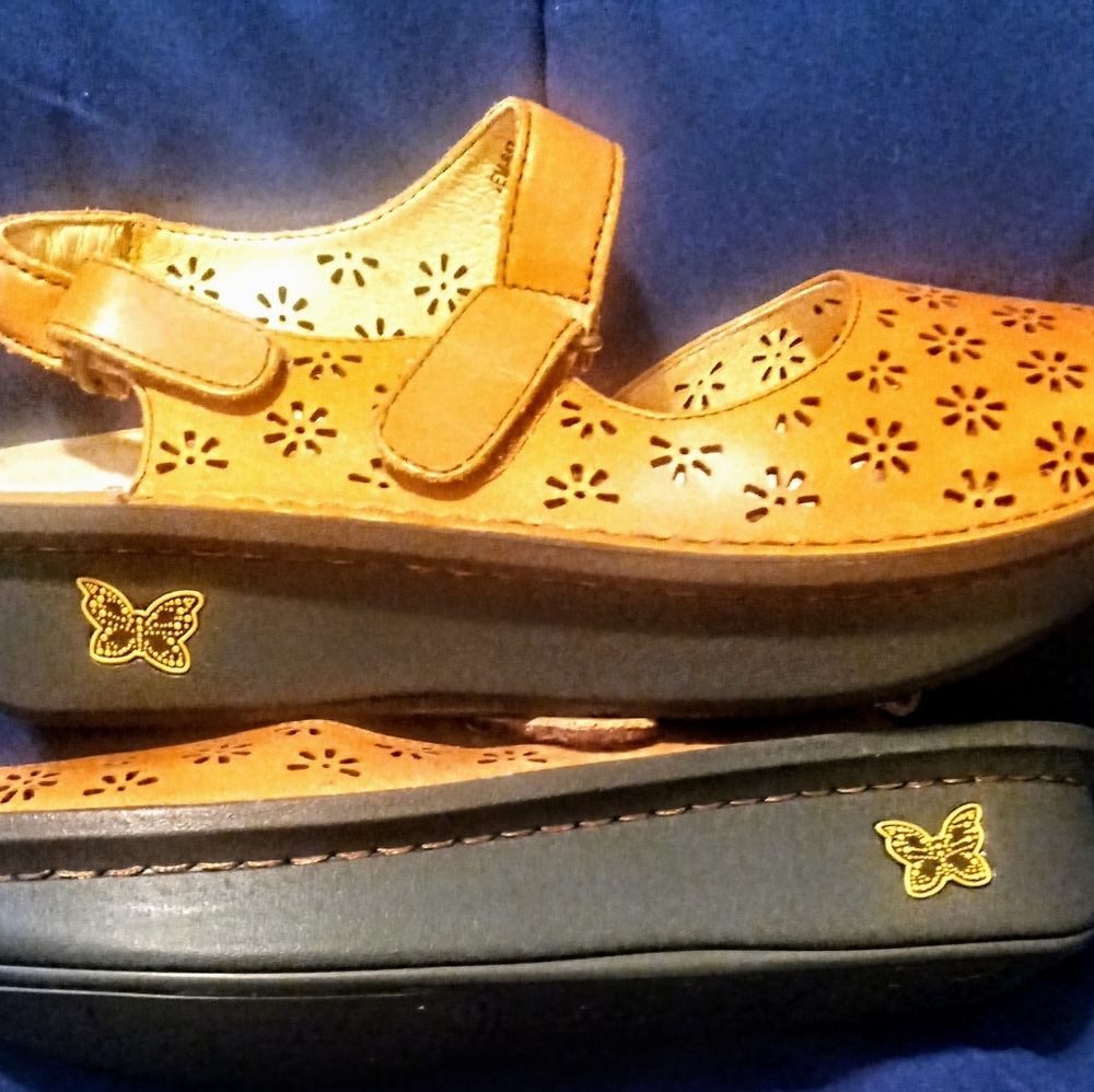 Alegria size 7 caramel brown shoes